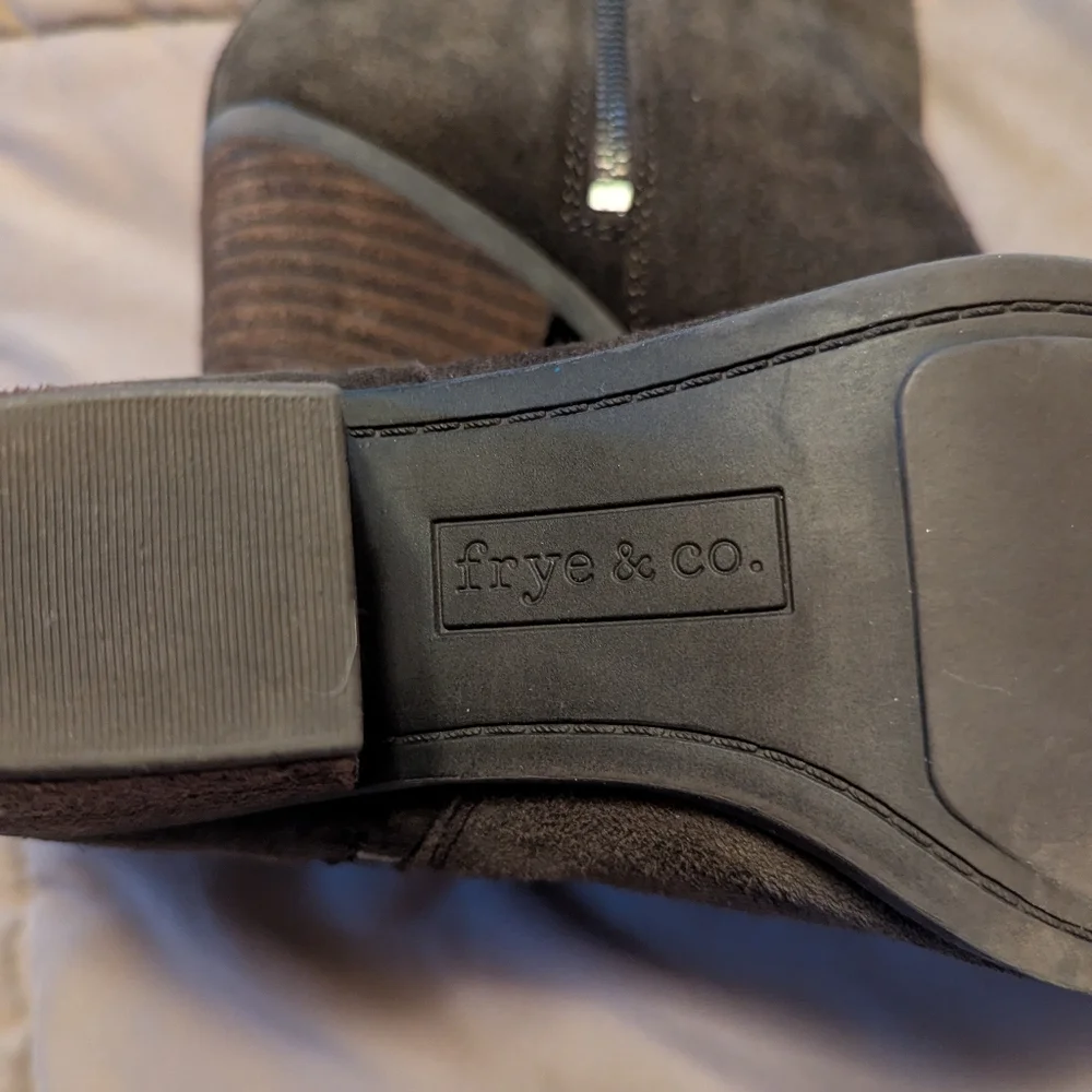 Frye Women's Suede Ankle Booties in Olive Brown. Size 7M. Excellent Condition.